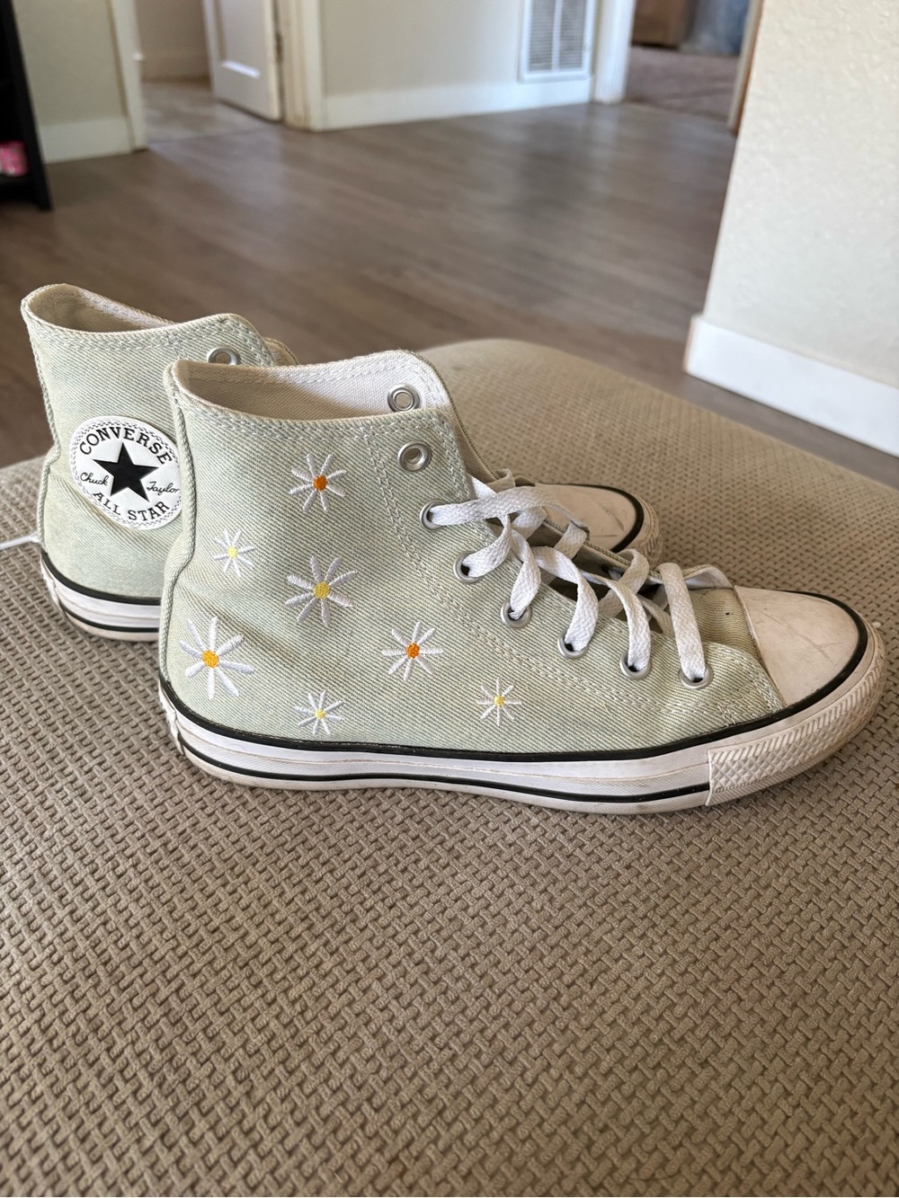 Converse custom High-Top Daisy Embroidered Sneakers - Light Green & White